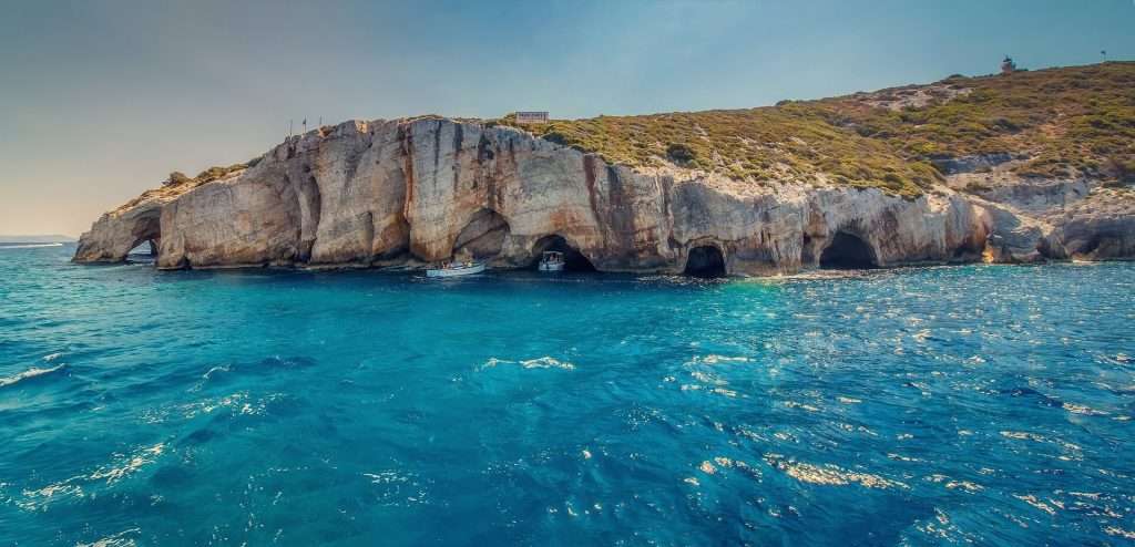 Εικόνα κρουαζιέρας στις μπλε σπηλιές στη Ζάκυνθο."