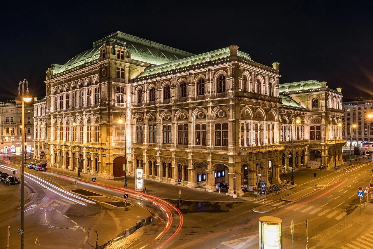 An evening shot of the illuminated Vienna Opera House.